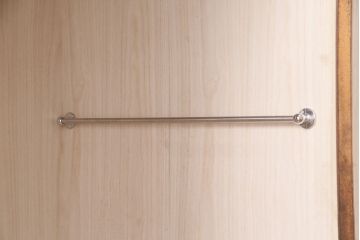 中古　美品　伝統工芸　軽井沢彫り　咲き誇る桜の彫刻に目を奪われる美しいワードローブ(洋服タンス、チェスト)(R-049343)