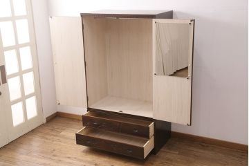 中古　美品　伝統工芸　軽井沢彫り　咲き誇る桜の彫刻に目を奪われる美しいワードローブ(洋服タンス、チェスト)(R-049343)