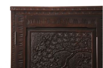 中古　美品　伝統工芸　軽井沢彫り　咲き誇る桜の彫刻に目を奪われる美しいワードローブ(洋服タンス、チェスト)(R-049343)