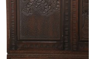 中古　美品　伝統工芸　軽井沢彫り　咲き誇る桜の彫刻に目を奪われる美しいワードローブ(洋服タンス、チェスト)(R-049343)