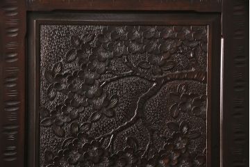 中古　美品　伝統工芸　軽井沢彫り　咲き誇る桜の彫刻に目を奪われる美しいワードローブ(洋服タンス、チェスト)(R-049343)