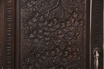 中古　美品　伝統工芸　軽井沢彫り　咲き誇る桜の彫刻に目を奪われる美しいワードローブ(洋服タンス、チェスト)(R-049343)