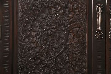 中古　美品　伝統工芸　軽井沢彫り　咲き誇る桜の彫刻に目を奪われる美しいワードローブ(洋服タンス、チェスト)(R-049343)