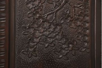 中古　美品　伝統工芸　軽井沢彫り　咲き誇る桜の彫刻に目を奪われる美しいワードローブ(洋服タンス、チェスト)(R-049343)