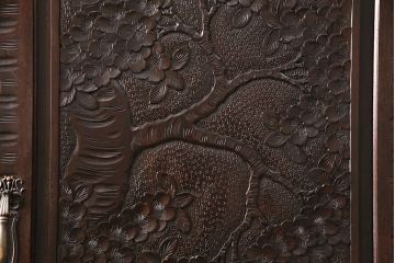 中古　美品　伝統工芸　軽井沢彫り　咲き誇る桜の彫刻に目を奪われる美しいワードローブ(洋服タンス、チェスト)(R-049343)
