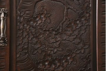 中古　美品　伝統工芸　軽井沢彫り　咲き誇る桜の彫刻に目を奪われる美しいワードローブ(洋服タンス、チェスト)(R-049343)