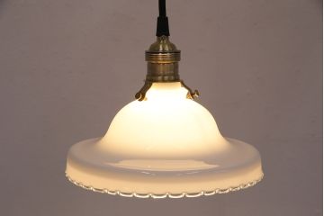 アンティーク照明　ガラスシェードが魅力!波のデザインが可愛らしい吊り下げ照明(天井照明、ペン
ダントライト、シェード)(R-049346)