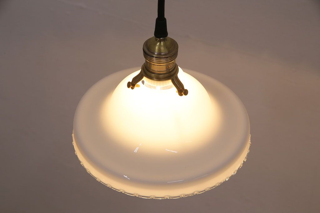 アンティーク照明　ガラスシェードが魅力!波のデザインが可愛らしい吊り下げ照明(天井照明、ペン
ダントライト、シェード)(R-049346)