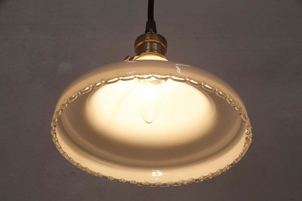 アンティーク照明　ガラスシェードが魅力!波のデザインが可愛らしい吊り下げ照明(天井照明、ペン
ダントライト、シェード)(R-049346)