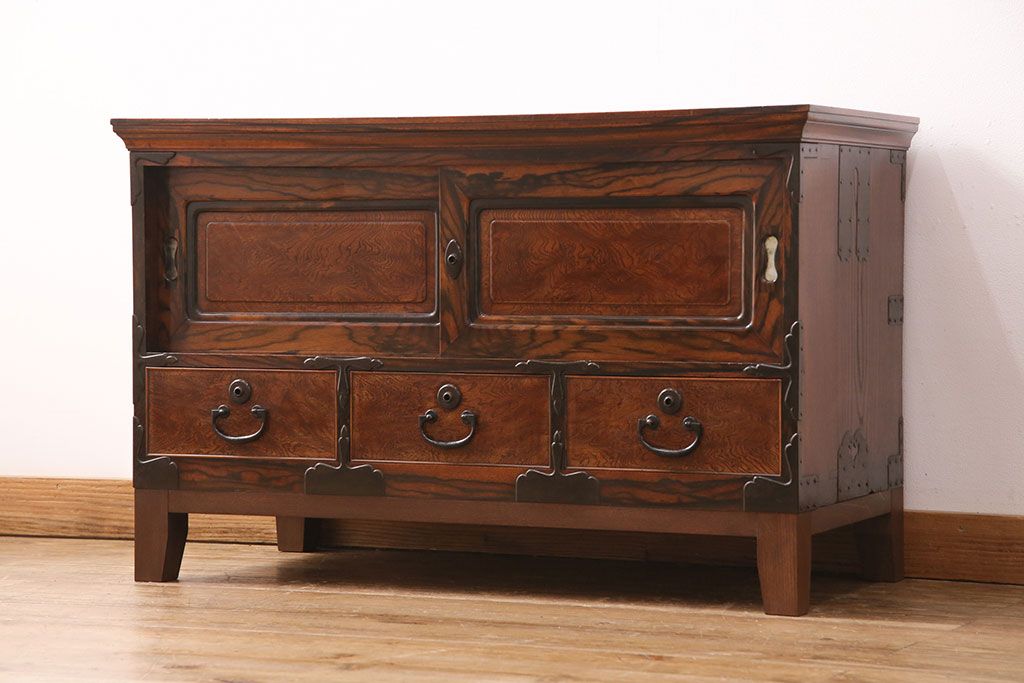 和製アンティーク　天板・楠木材　側面・ケヤキ材　今にも動き出しそうな杢目が目を引くローボード(収納棚、戸棚)、テレビ台)(R-049350)