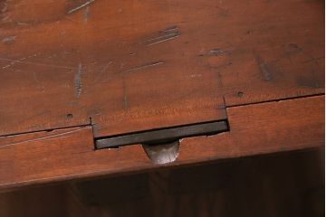 和製アンティーク　天板・楠木材　側面・ケヤキ材　今にも動き出しそうな杢目が目を引くローボード(収納棚、戸棚)、テレビ台)(R-049350)