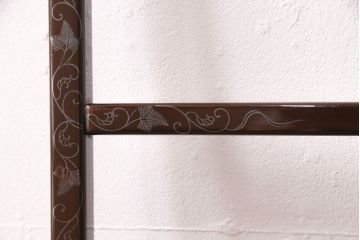 アンティーク雑貨　透かし彫りの意匠が上品な二つ折衣桁(ハンガーラック、着物掛け、衣装掛け、コートハンガー)(R-049354)