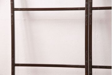アンティーク雑貨　透かし彫りの意匠が上品な二つ折衣桁(ハンガーラック、着物掛け、衣装掛け、コートハンガー)(R-049354)