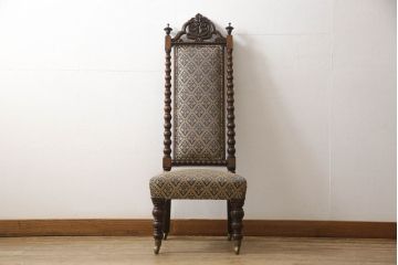 イギリスアンティーク　気品漂う優美な装飾が魅力のウォールナット材製キャスター付きナーシングチェア(椅子、ダイニングチェア)(R-049369)