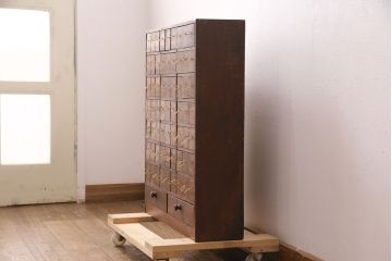 和製アンティーク　前板ケヤキ材　引き出しが全部で65杯!細かなパーツや小物の収納に活躍する薬箪笥(薬タンス、引き出し、小物収納)(R-049370)