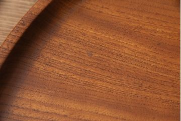 ヴィンテージ雑貨　昭和後期　総ケヤキ材　明るい木色と優しい杢目が味わい深い丸盆(トレー、お盆、ビンテージ)(R-049373)