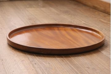 ヴィンテージ雑貨　昭和後期　総ケヤキ材　明るい木色と優しい杢目が味わい深い丸盆(トレー、お盆、ビンテージ)(R-049373)