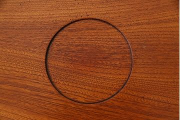 ヴィンテージ雑貨　昭和後期　総ケヤキ材　明るい木色と優しい杢目が味わい深い丸盆(トレー、お盆、ビンテージ)(R-049373)