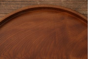 ヴィンテージ雑貨　昭和後期　総ケヤキ材　明るい木色と波のような杢目が魅力の丸盆(トレー、お盆、ビンテージ)(R-049374)