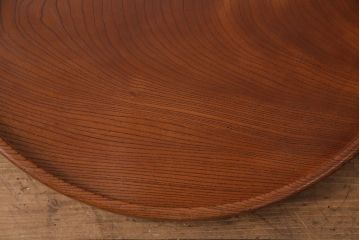 ヴィンテージ雑貨　昭和後期　総ケヤキ材　明るい木色と波のような杢目が魅力の丸盆(トレー、お盆、ビンテージ)(R-049374)