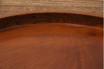 ヴィンテージ雑貨　昭和後期　総ケヤキ材　明るい木色と波のような杢目が魅力の丸盆(トレー、お盆、ビンテージ)(R-049374)