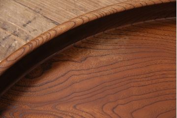 ヴィンテージ雑貨　昭和後期　総ケヤキ材　明るい木色と波のような杢目が魅力の丸盆(トレー、お盆、ビンテージ)(R-049374)