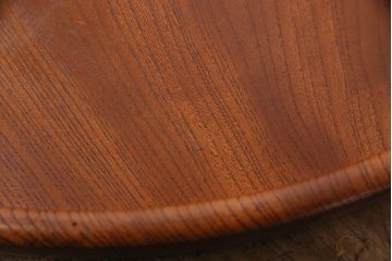 ヴィンテージ雑貨　昭和後期　総ケヤキ材　明るい木色と波のような杢目が魅力の丸盆(トレー、お盆、ビンテージ)(R-049374)