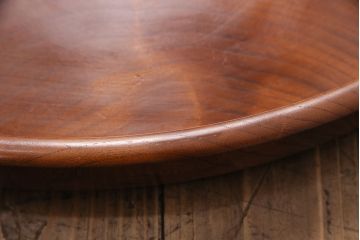 ヴィンテージ雑貨　昭和後期　総ケヤキ材　明るい木色と波のような杢目が魅力の丸盆(トレー、お盆、ビンテージ)(R-049374)