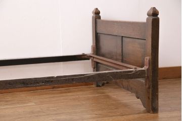 アンティーク家具　イギリス　オーク材　使い込まれた風合いとエレガントな雰囲気を高める彫刻が魅力のベッドフレーム(シングル)(R-049376)