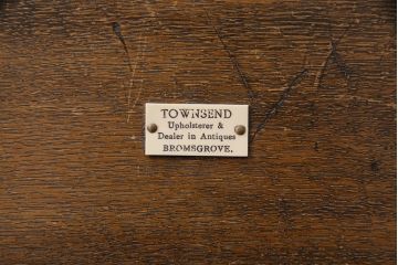 アンティーク家具　イギリス　オーク材　使い込まれた風合いとエレガントな雰囲気を高める彫刻が魅力のベッドフレーム(シングル)(R-049376)