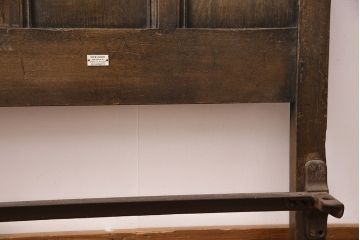 アンティーク家具　イギリス　オーク材　使い込まれた風合いとエレガントな雰囲気を高める彫刻が魅力のベッドフレーム(シングル)(R-049376)