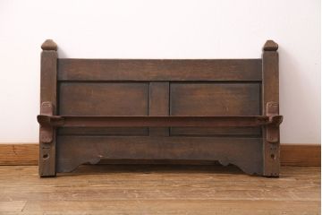 アンティーク家具　イギリス　オーク材　使い込まれた風合いとエレガントな雰囲気を高める彫刻が魅力のベッドフレーム(シングル)(R-049376)