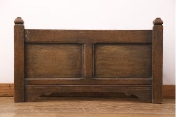 アンティーク家具　イギリス　オーク材　使い込まれた風合いとエレガントな雰囲気を高める彫刻が魅力のベッドフレーム(シングル)(R-049376)