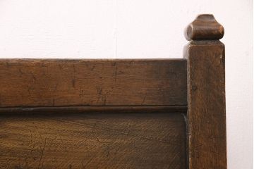 アンティーク家具　イギリス　オーク材　使い込まれた風合いとエレガントな雰囲気を高める彫刻が魅力のベッドフレーム(シングル)(R-049376)