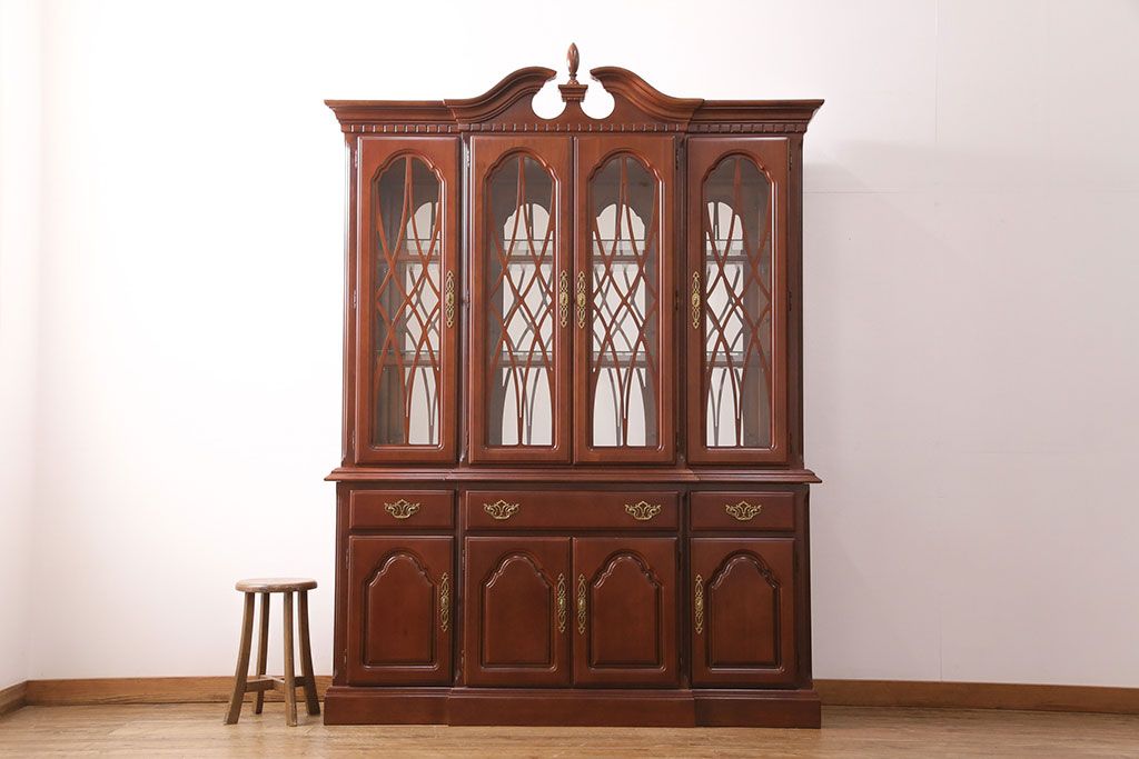 新古　未使用　ベルギー輸入家具　艶やかで美しい木肌が魅力的な照明付きのキャビネット(定価約49万円)(収納棚、飾り棚)(R-049378)