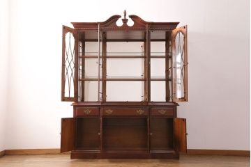 新古　未使用　ベルギー輸入家具　艶やかで美しい木肌が魅力的な照明付きのキャビネット(定価約49万円)(収納棚、飾り棚)(R-049378)