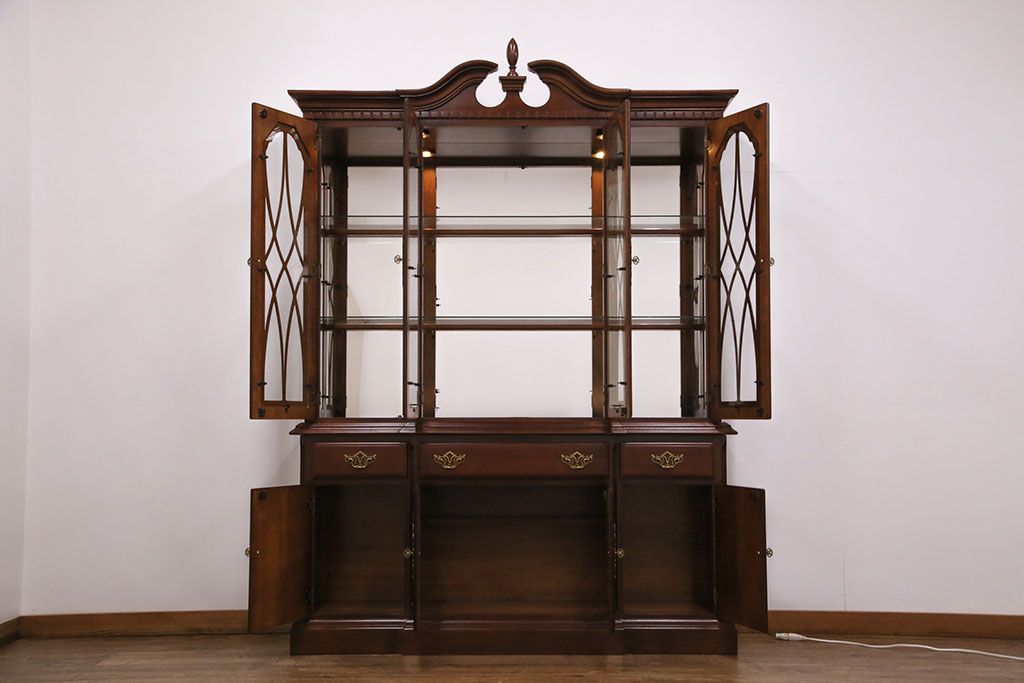 新古　未使用　ベルギー輸入家具　艶やかで美しい木肌が魅力的な照明付きのキャビネット(定価約49万円)(収納棚、飾り棚)(R-049378)