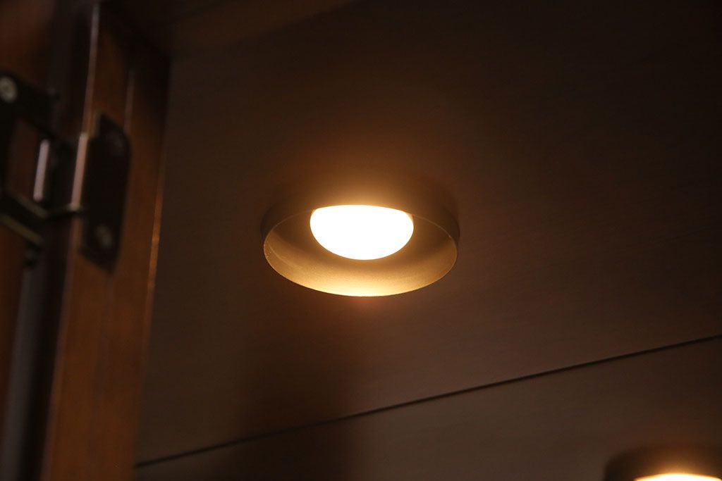 新古　未使用　ベルギー輸入家具　艶やかで美しい木肌が魅力的な照明付きのキャビネット(定価約49万円)(収納棚、飾り棚)(R-049378)