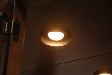 新古　未使用　ベルギー輸入家具　艶やかで美しい木肌が魅力的な照明付きのキャビネット(定価約49万円)(収納棚、飾り棚)(R-049378)