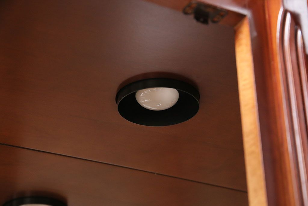 新古　未使用　ベルギー輸入家具　艶やかで美しい木肌が魅力的な照明付きのキャビネット(定価約49万円)(収納棚、飾り棚)(R-049378)