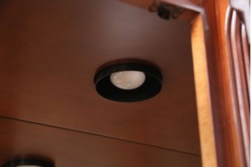 新古　未使用　ベルギー輸入家具　艶やかで美しい木肌が魅力的な照明付きのキャビネット(定価約49万円)(収納棚、飾り棚)(R-049378)