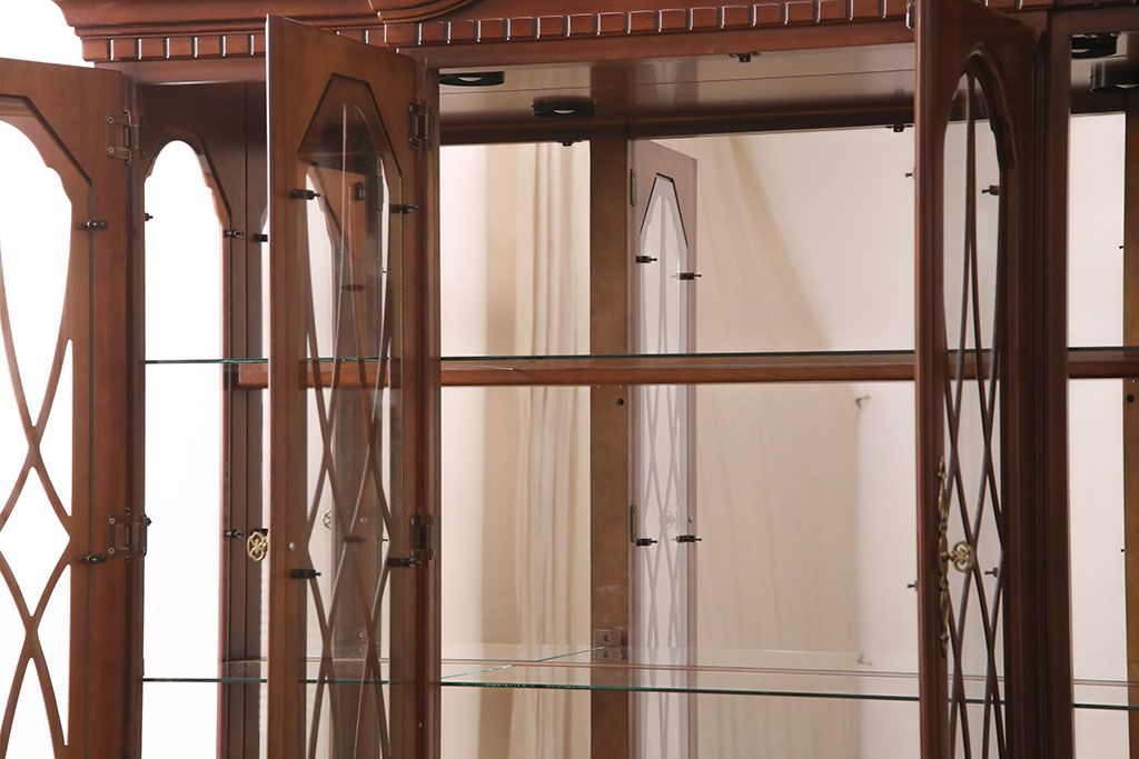 新古　未使用　ベルギー輸入家具　艶やかで美しい木肌が魅力的な照明付きのキャビネット(定価約49万円)(収納棚、飾り棚)(R-049378)