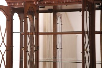 新古　未使用　ベルギー輸入家具　艶やかで美しい木肌が魅力的な照明付きのキャビネット(定価約49万円)(収納棚、飾り棚)(R-049378)