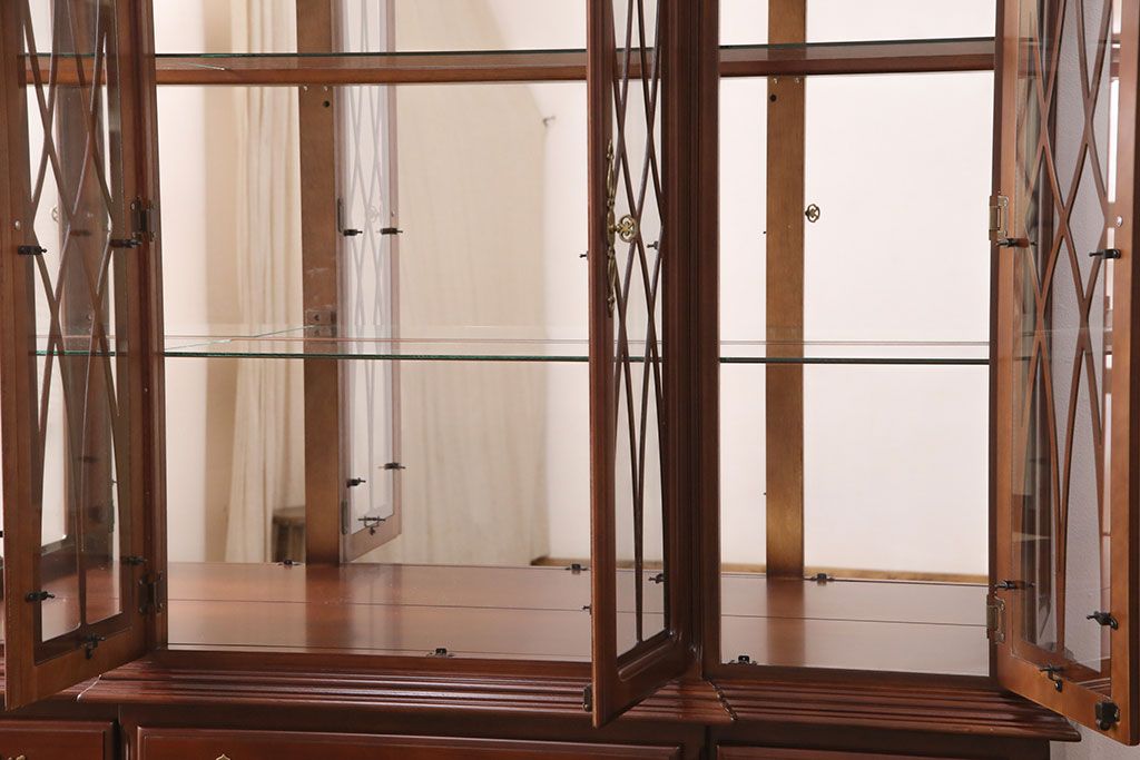 新古　未使用　ベルギー輸入家具　艶やかで美しい木肌が魅力的な照明付きのキャビネット(定価約49万円)(収納棚、飾り棚)(R-049378)