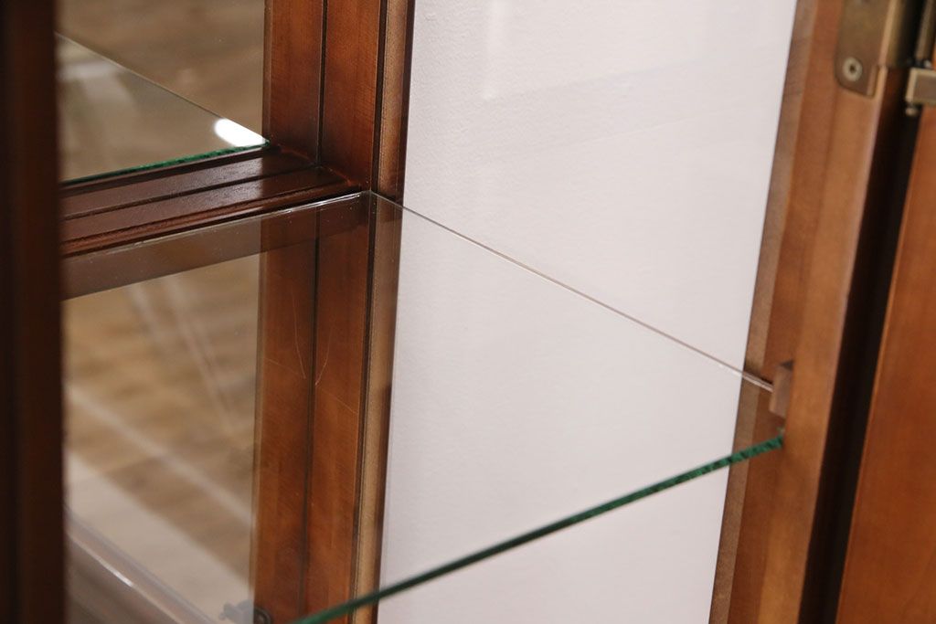 新古　未使用　ベルギー輸入家具　艶やかで美しい木肌が魅力的な照明付きのキャビネット(定価約49万円)(収納棚、飾り棚)(R-049378)