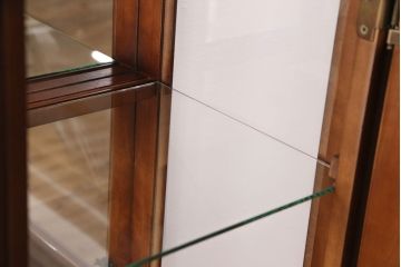 新古　未使用　ベルギー輸入家具　艶やかで美しい木肌が魅力的な照明付きのキャビネット(定価約49万円)(収納棚、飾り棚)(R-049378)