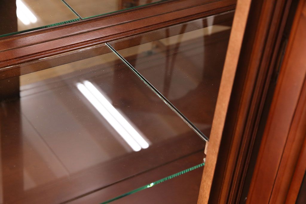 新古　未使用　ベルギー輸入家具　艶やかで美しい木肌が魅力的な照明付きのキャビネット(定価約49万円)(収納棚、飾り棚)(R-049378)