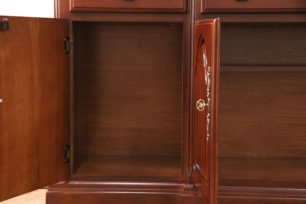 新古　未使用　ベルギー輸入家具　艶やかで美しい木肌が魅力的な照明付きのキャビネット(定価約49万円)(収納棚、飾り棚)(R-049378)