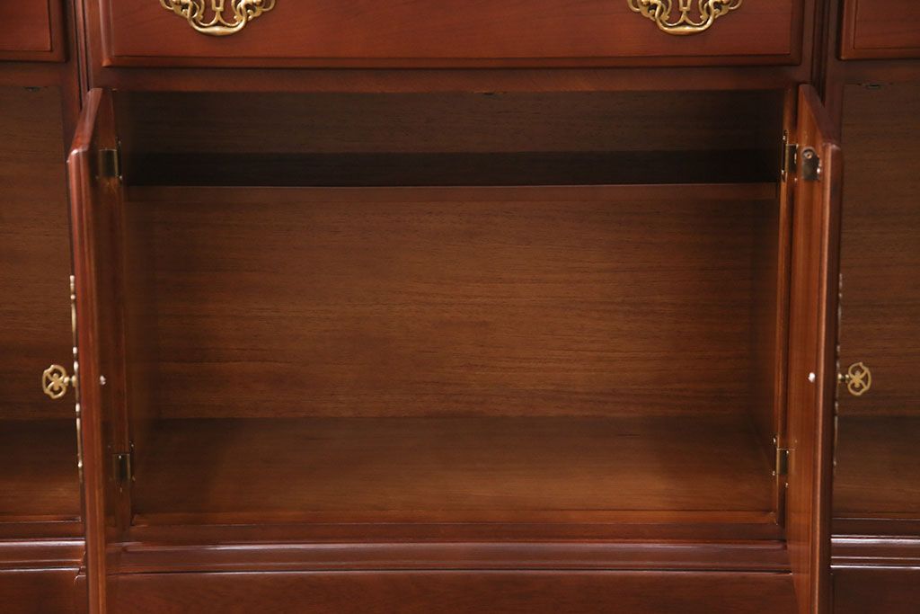 新古　未使用　ベルギー輸入家具　艶やかで美しい木肌が魅力的な照明付きのキャビネット(定価約49万円)(収納棚、飾り棚)(R-049378)