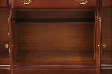 新古　未使用　ベルギー輸入家具　艶やかで美しい木肌が魅力的な照明付きのキャビネット(定価約49万円)(収納棚、飾り棚)(R-049378)